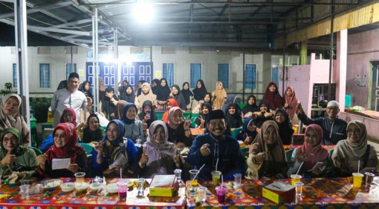 Wawako Mardison Mahyuddin dan keluarga buka bersama dengan 100 orang anak Panti Asuhan Muhammadiyah, Kuraitaji, Kamis malam (28/4). (Dok : Istimewa)