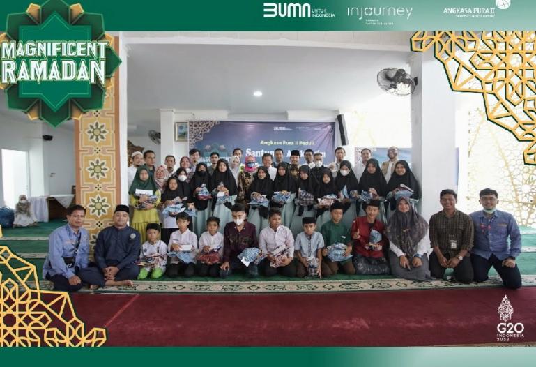 EGM AP II BIM, Siswanto bersama staf saat serahkan santunan untuk ratusan anak yatim jelang Idul Fitri 1443 H, di Masjid Ukhuwah Bandara Minangkabau, Selasa sore (19/4). (Dok : Istimewa)