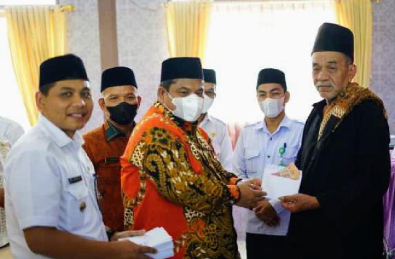 Bupati Suhatri Bur serahkan zakat Fitrah dan zakat profesi kepada sejumlah mustahiq di kabupaten itu, Rabu (27/4). (Dok : Istimewa)