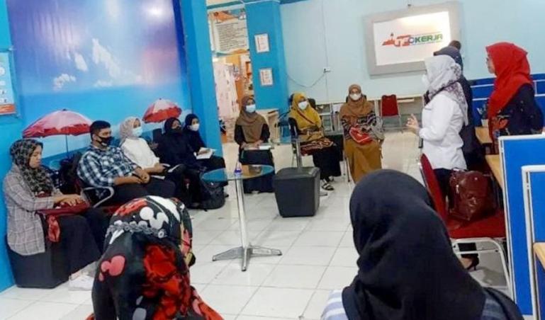 Kabid Naker DPMPTSP dan Naker Kota Pariaman, Devi Hastuti berika arahan kepada pencaker yang ikut seleksi ke BBPLK Semarang, Kamis (7/4). (Dok : Istimewa)