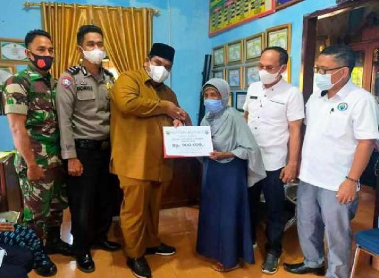 Bupati Suhatri Bur secara simbolis di Nagari Kurai Taji Timur, Senin (4/4). (Dok : Istimewa)