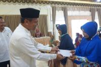 Walikota Pariaman, Genius Umar distribusikan zakat fitrah kepada 385 Mustahiq, Rabu (27/4). (Dok : Istimewa)