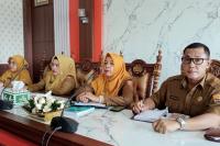 Kepala BKPSDM Kota Pariaman, Irma Dawani, Kadis Nazifah, saat rakor pemetaan kebutuhan tenaga kesehatan secara virtual dengan Kemenkes RI, Selasa (19/4). (Dok : Istimewa)