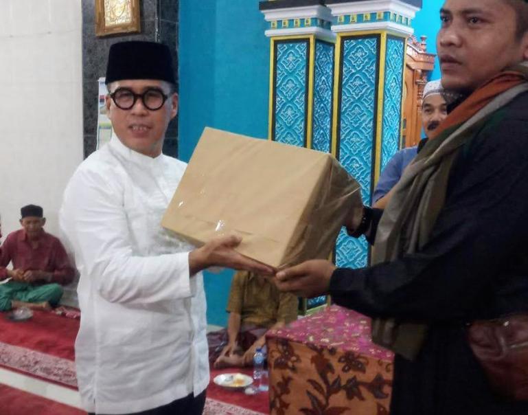 Senator DPD RI asal Sumbar, Alirman Sori ketika serahkan bantuan untuk Masjid Jamik Tarusan, saat Safari Ramadan, Sabtu malam (23/4). (Dok : Istimewa)