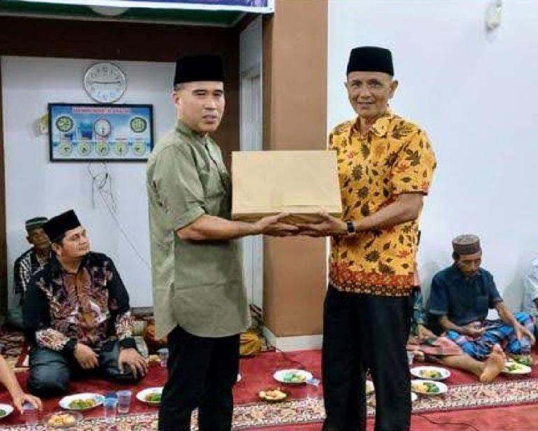 Anggota DPP RI, Alirman Sori serahkan bantuan untuk pembangunan Musala Nurul  Huda, Bayang, Pessel kepada pengurus musala, Jumat malam (22/4). (Dok : Istimewa)