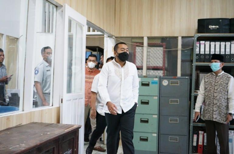 Wagub Sumbar, Audy Joinaldy saat meninjau proses pelayanan wajib pajak di Samsat Sawahlunto, Sabtu siang (9/4). (Dok : Istimewa)