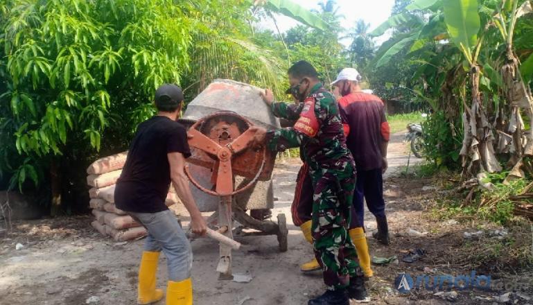Babinsa Batang Kabung Ganting, Serka Hefrizal goro bersama warga bangun jalan lingkungan di RT 08/RW 07 Kelurahan Batang Kabung Ganting, Koto Tangah, Kamis siang (14/4). (Foto : Derizon)
