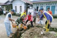 Babinsa Kelurahan Aiapacah, Sertu Syaiful Jamal bersama warga buat riol di Kelurahan Aiapacah, Minggu (17/4). (Foto : Derizon)