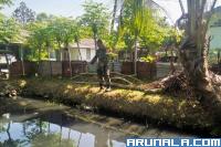 Babinsa Surau Gadang, Serka Herwan Helmi saat memantau kondisi kolam ikan air tawar milik masyarakat di Asrama TNI AD Cengkeh itu, Rabu siang (13/4). (Foto : Derizon)