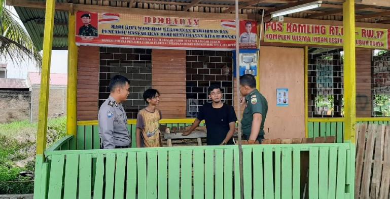 Peltu Yefrinaldi bersama Bhabinkamtibmas, Aipda Debi Guswandi ajak warga tingkatkan keamanan selama libur Lebaran 2022 ini, Jumat (29/4). (Dok : Istimewa)