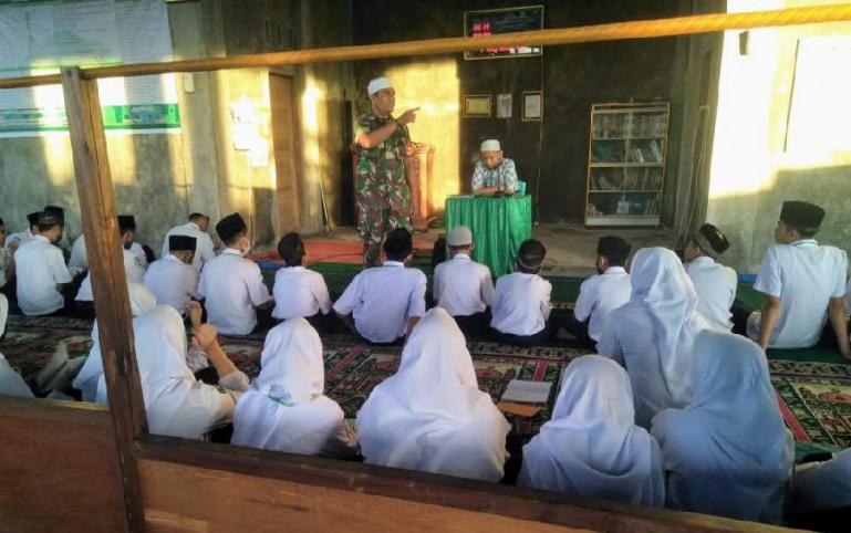 Sertu Jupermen didamping Ustad Salman saat berikan materi pendidikan kepada peserta pesantren Ramadan di Masjid Jami' Kampung Lapai, Kecamatan Nanggalo, Padang, Selasa pagi (19/4) kemarin. (Dok : Istimewa)