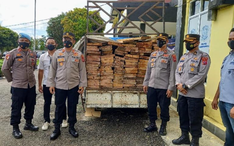 Kapolres Dharmasraya, AKBP Nurhadiansyah bersama jajaran tunjukkan kayu hasil tangkap dari anggotanya, di Mako Polres Dharmasraya, Sabtu (16/4). (Dok : Istimewa)
