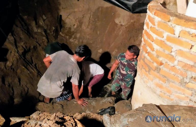 Serka Hendrianto bersama warga RT 04, RW 14 Ujung Batu Kelurahan Pasia Nan Tigo sedang menyelesaikan pembuatan tambak udang di tempat itu, Senin malam (18/4). (Foto : Derizon)