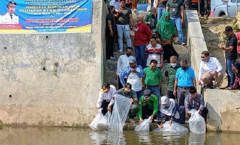 DKP Sumbar Tebar 15.000 Ekor Benih Ikan Nilem di Sijunjung