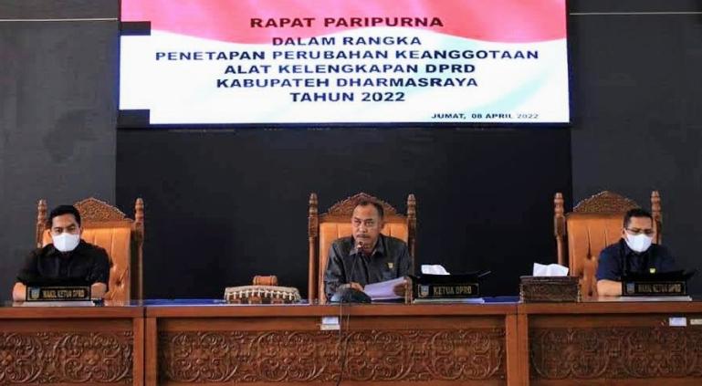 Ketua DPRD Dharmasraya, Pariyanto saat pimpin rapat paripurna perubahan AKD, Jumat (8/4). (Dok : Istimewa)