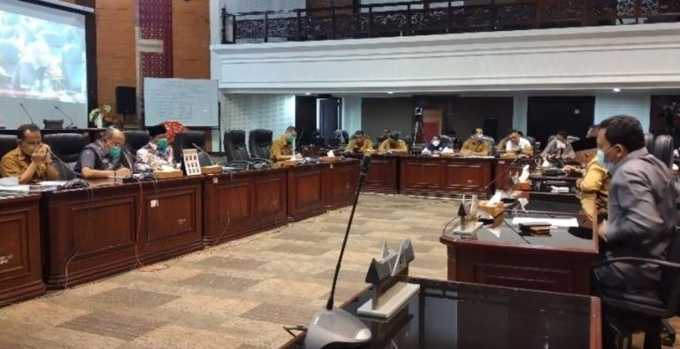 Pimpinan dan Anggota DPRD Sumbar lakukan RDP dengan Disperindag soal stok Migor di Sumbar, Selasa (12/4). (Dok : Istimewa)