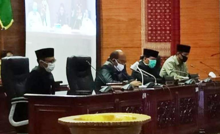 Ketua Dewan Perwakilan Rakyat Daerah (DPRD) Sumbar, Supardi memimpin rapat paripurna penyampaian reses dewan, Kamis (28/4). (Dok : Istimewa)