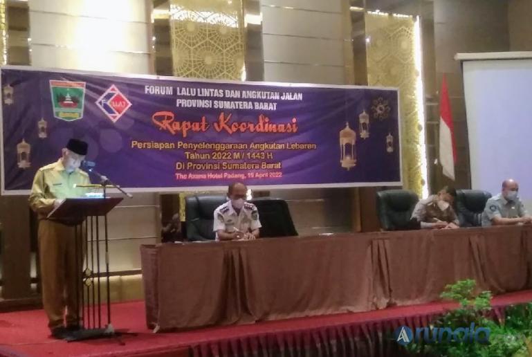 Gubernur Sumbar, Mahyeldi beri arahan dalam rakor persiapan angkutan Lebaran 2022 kepada forum lalu lintas dan angkutan jalan Pemprov Sumbar di Padang, Selasa (19/4). (Dok : Istimewa)