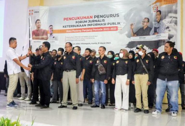 Ketua FJKIP Sumbar, Gusriyono melantik dan mengukuhkan pengurus FJKIP Kota Padangpanjang, Kamis sore (31/3). (Dok : Istimewa)