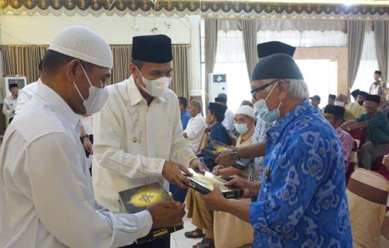 Walikota Pariaman Genius Umar beri perhatian Kapalo Mudo dan Urang Tuo saat jelang Lebaran 2022 ini, Rabu (27/4). (Dok : Istimewa)
