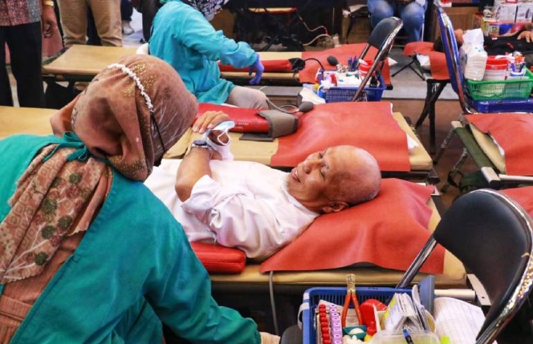 Gubernur Mahyeldi ikut mendonorkan darahnya saat kegiatan aksi donor darah yang diadakan PMI Sumbar bersama SJS Plaza, Sabtu (2/4) kemarin. (Dok : Istimewa)