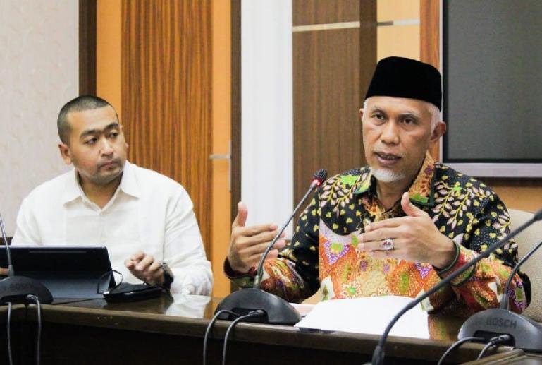 Gubernur Mahyeldi bersama Wagub Audy Joinaldy saat rakor kesiapan menghadapi mudik Lebaran di ruang rapat Istana Kompleks Gubernuran, Jalan Sudirman, Padang, Jumat (15/4). (Dok : Istimewa)