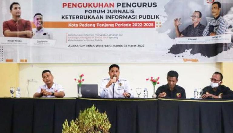 Ketua KI Sumbar, Nofal Wiska ketika jadi pembicara dalam diskusi yang diadakan FJKIP Kota Padangpanjang, Kamis (31/3). (Dok : Istimewa)