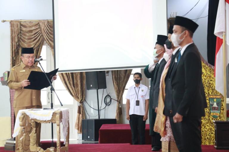 Sekprov Sumbar, Hansastri, melantik tujuh anggota Komisi Penyiaran Indonesia Daerah (KPID) Sumbar periode 2022-2025, di auditorium gubernuran, Selasa (5/4). (Dok : Istimewa)