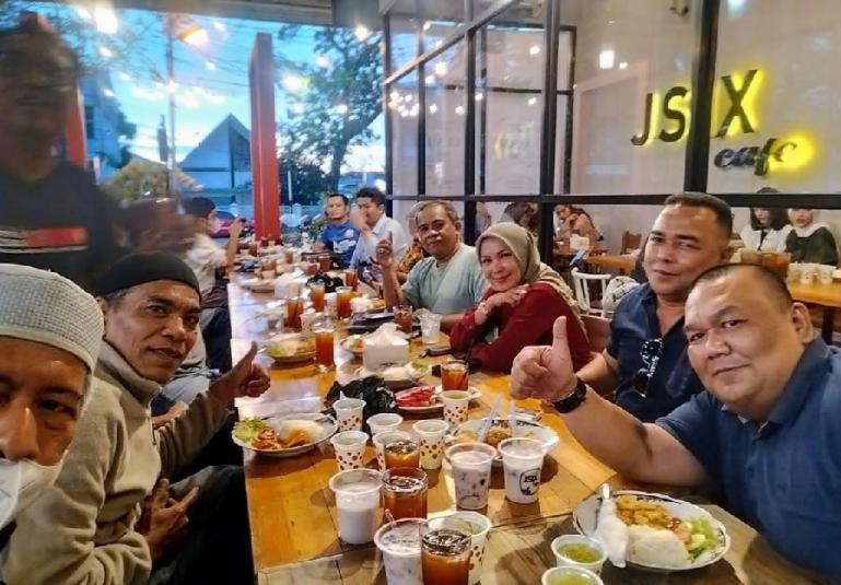 Ketua IWO Sumbar, Khadafi Azwar bersama owner dan pengurus IWO saat buka bersama, Senin malam (25/4). (Dok : Istimewa)