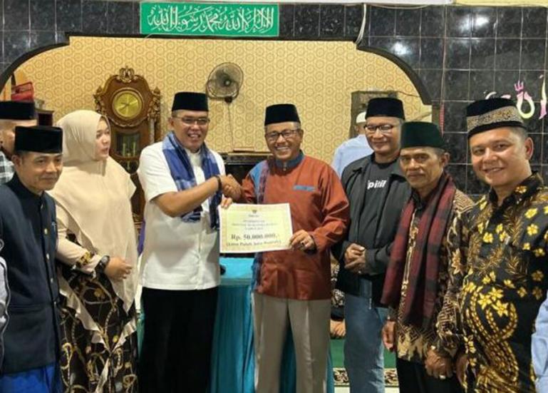 Ketua DPRD Sumbar, Supardi serahkan bantuan kepada pemgurus Masjid Baiturrahim Kelurahan Koto Panjang Payobasung  Payakumbuh Sabtu (9/4) malam.(Dok : Istimewa)