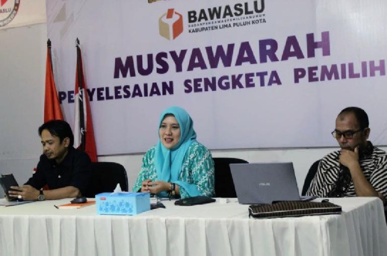 Dua komisioner KI Sumbar saat berikan materi pada peserta rapat peningkatan kapasitas bagi jajaran Bawaslu Kabupaten Limapuluh Kota, Kamis (21/4). (Dok : Istimewa)