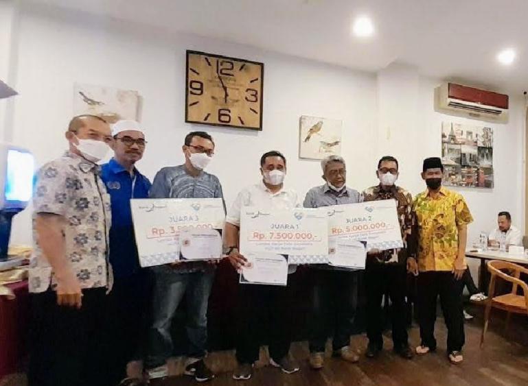 Komisaris Independen Manar Fuadi, Ketua PWI Sumbar Heranof Firdaus, pemenang lomba karya jurnalistik, Dirut Bank Nagari M Irsyad, dan Ketua DKD PWI Sumbar Basril Basyar, Selasa malam (19/4). (Dok : Istimewa)