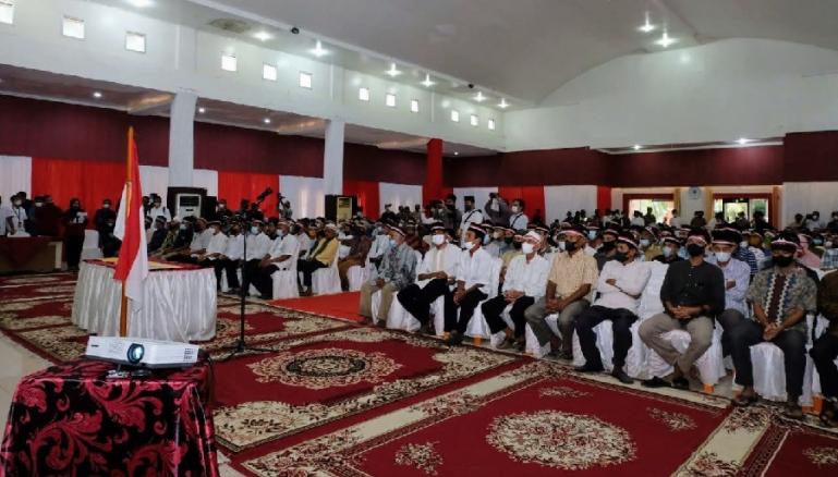 Ratusan eks anggota NII di Dharmasraya yang melakukan pencabutan bai'at massal di Aula Kantor Bupati Dharmasraya, Rabu sore (27/4). (Dok : Istimewa)