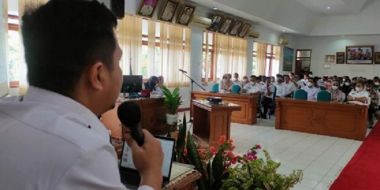 Ketua KI Sumbar, Nofal Wiska sedang berikan materi penguatan kepada PPID pelaksana se Kabupaten Tanahdatar, Rabu siang (20/4). (Dok : Istimewa)