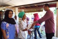 Wali Kota Pariaman, Genius Umar, ketika membagikan beras kepada sejumlah kaum dhuafa yang ada di kota itu Minggu sore (17/4). (Dok : Istimewa)