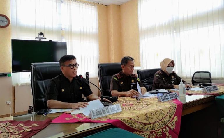Anggota DPD RI asal Sumbar, Alirman Sori bersama Kejati Sumbar, Yusron saat rapat menyangkut peran rumah Restorative Justice (RJ) di Sumbar, Senin (25/4). (Dok : Istimewa)