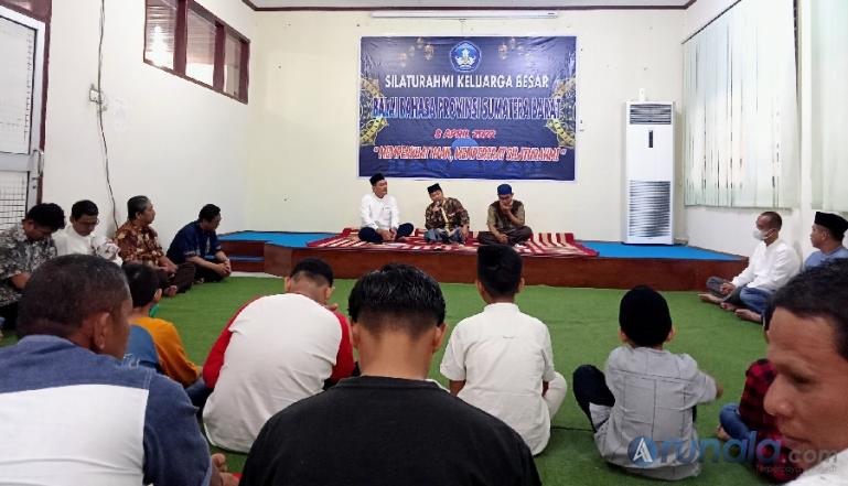 Suasana silaturahmi yang diadakan Kantor Balai Bahasa Sumbar, Jumat (8/4). (Foto : Arzil)