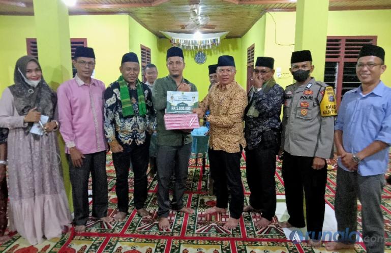 Kadis Perikanan Padangpariaman, Khairul Nizam serahkan secara simbolis bantuan pemkab kepada Wali Nagari Seulayat Ulakan, Muhammad Idris, Rabu malam (6/4). (Foto : Arzil)