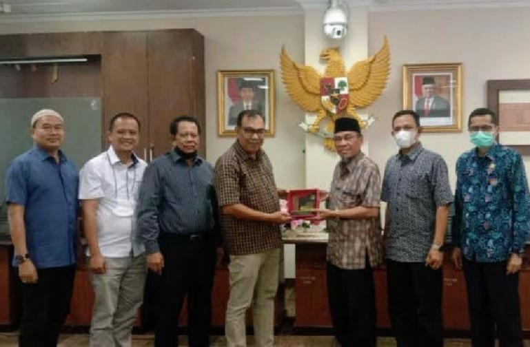 Ketua Komisi A DPRD Sumut, Muhamad Subandi menyerahkan cenderamata yang diterima Wakil Ketua DPRD Sumbar Maigus Nasir didampingi Sekwan, Raflis, Kamis (21/4). (Dok : Istimewa)