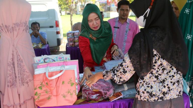 Ketua Dekranasda Kota Pariaman, Lucyanel Genius saat meninjau pasar murah Ramadan yang dibuka di rumah Tabuik Subarang Kota Pariaman, Kamis siang (14/4). (Dok : Istimewa)