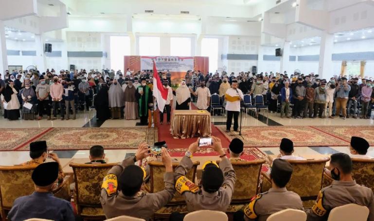 Suasana cabut bai'at ratusan mantan anggota NII di Tanahdatar, Jumat sore (29/4). (Dok : Istimewa)