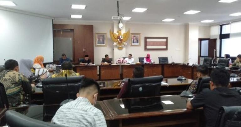 Saat rombongan DPRD Kota Binjai lakukan koordinasi dengan para Kabag yang ada di DPRD Sumbar di ruangan sidang khusus I, Rabu siang (13/4). (Dok : Istimewa)