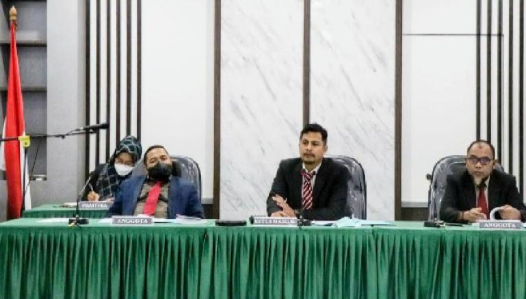 Sidang SIP yang diketuai Nofal Wiska menskor sidang antara pemohon PKN dengan PPID Utama Pemkab Tanahdatar, Jumat (8/4). (Dok : Istimewa)