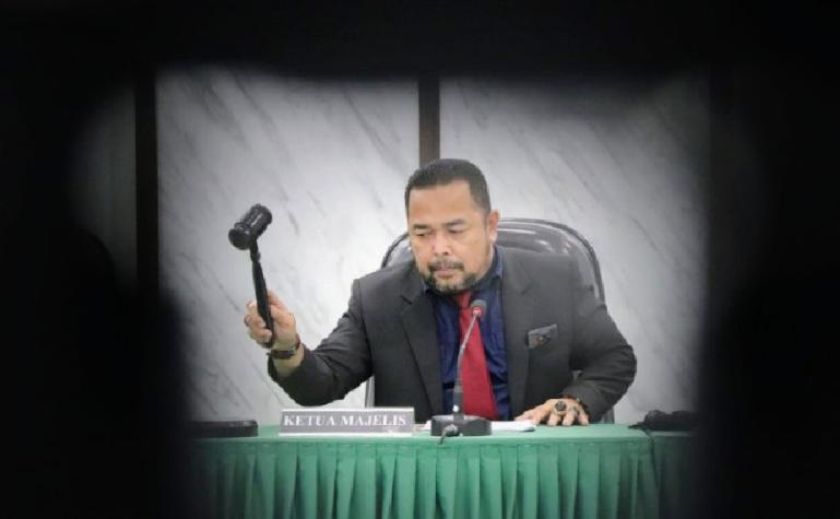 Ketua Majelis Komisioner KI Sumbar, Adrian Tuswandi saat pimpin sidang SIP antara LAI dengan Pelindo II Teluk Bayur, Jumat (22/4). (Dok : Istimewa)