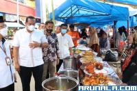 Sekko Pariaman, Yota Balad saat damping Kepala Balai Besar POM Padang, Abdul Rahim uji sampel makanan dan minuman di pasa pabukoan di Kota Pariaman, Jumat (8/4) sore. (Foto : Arzil)