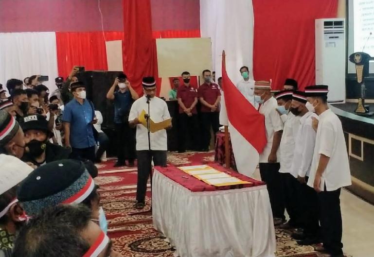 Salah seorang mantan anggota NII memimpin rekan-rekannya ucapkan pencabut bai'at dan sumpah setia kepada NKRI, Rabu (27/4). (Foto : Anto)