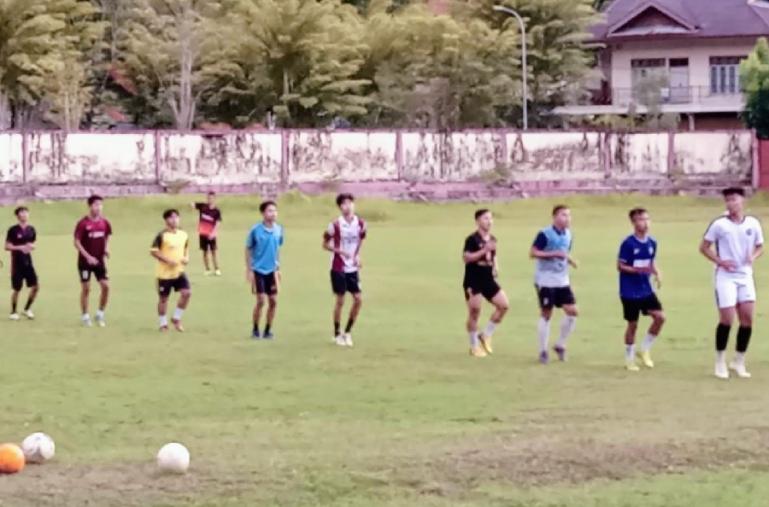 Para pemain Painan FC ikuti sesi latihan ringan di GOR Ilyas Yakub Rawang, Painan, Senin sore (25/4). (Dok : Istimewa)