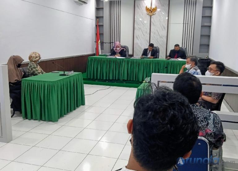 Suasana sidang sengketa informasi publik antara LAI dengan PT Semen Padang di KI Sumbar, Jumat (22/4). (Foto : Arzil)