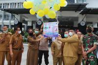 Bupati Suhatri Bur bersama Kepala Dinkes Sumbar, dr Lila Yanwar, Mars saat launching Pekan Imunisasi Dunia (PID) dan Bulan Imunisasi Anak Nasional (BIAN) 2022 tingkat kabupaten di Hall IKK, Parik Malintang Selasa, (19/4). (Dok : Istimewa)