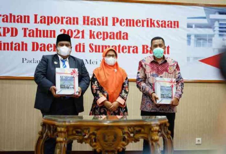 Kepala BPK Sumbar, Yusnadewi serahkan plakat WTP kepada Bupati Suhatri Bur di Kantor BPK Sumbar Jalan Khatib Sulaiman Padang, Selasa (26/4). (Dok : Istimewa)